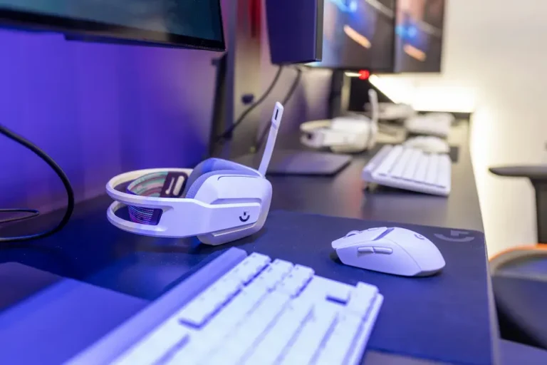 Apex Legends to Valorant sensitivity converter gaming setup